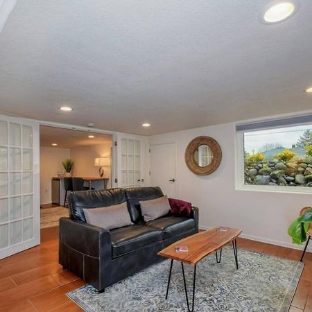Private New Garden Apartment W Hot Tub Camas Exterior photo